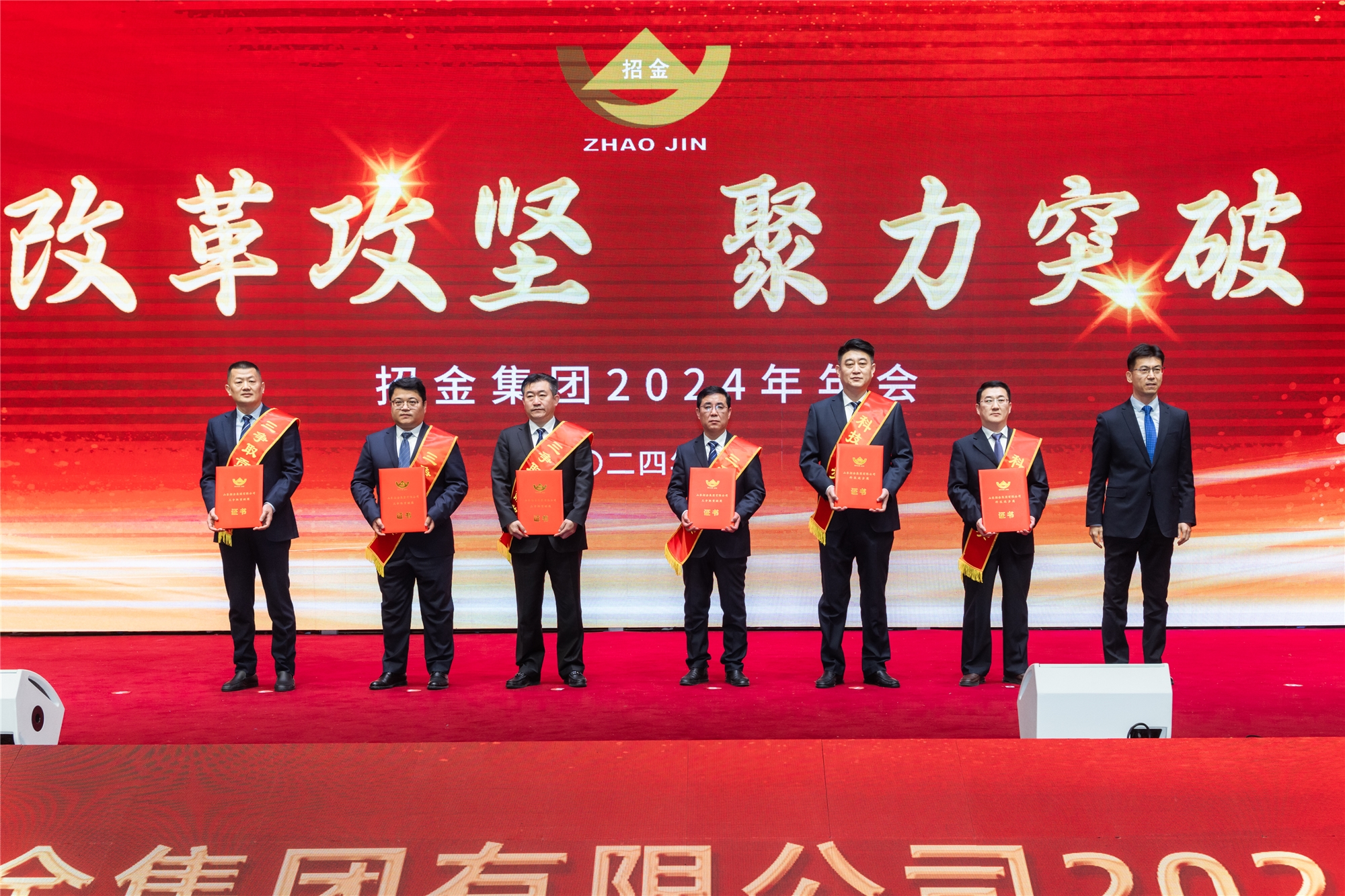 劉學(xué)明頒發(fā)三爭(zhēng)取貢獻(xiàn)獎(jiǎng)和科技進(jìn)步獎(jiǎng).jpg